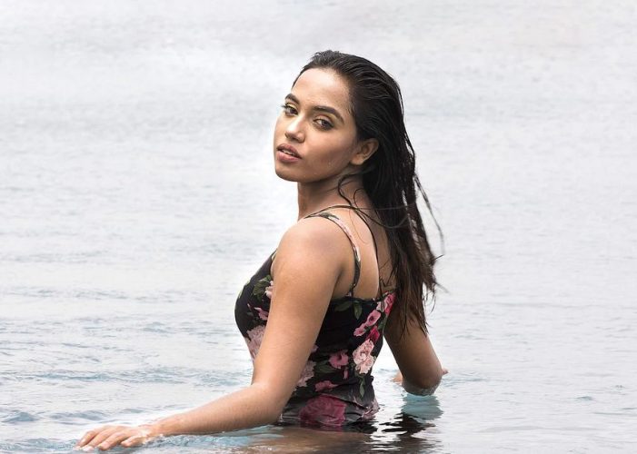 samira khan mahi sexy in water