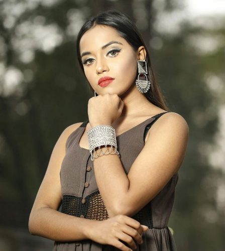 samira khan mahi sleeveless