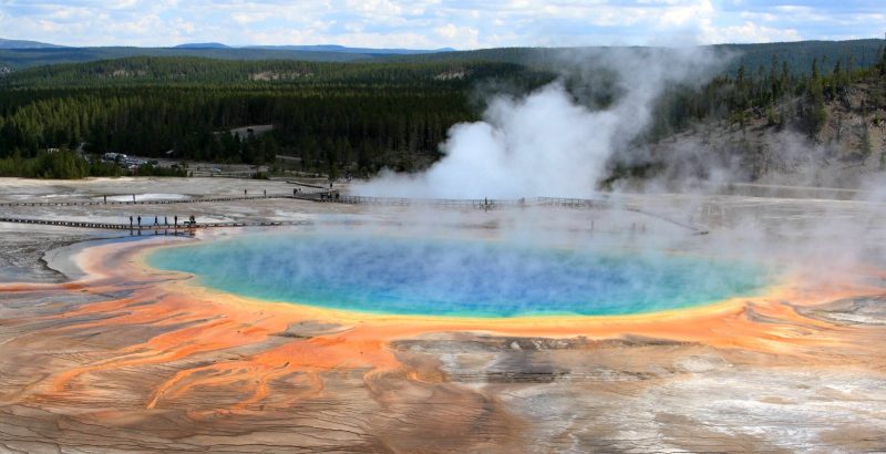 https://upload.wikimedia.org/wikipedia/commons/4/4d/Grand_Prismatic_Spring%2C_Yellowstone_National_Park_%283646969937%29.jpg