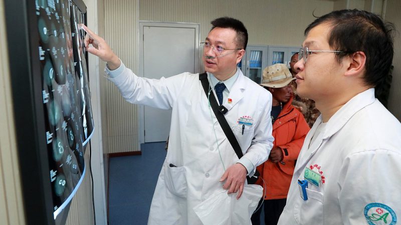 Medical aid doctor Yang Jie (L) works at a local hospital in Ngari Prefecture, southwest China's Xizang Autonomous Region, October 24, 2025. /VCG
