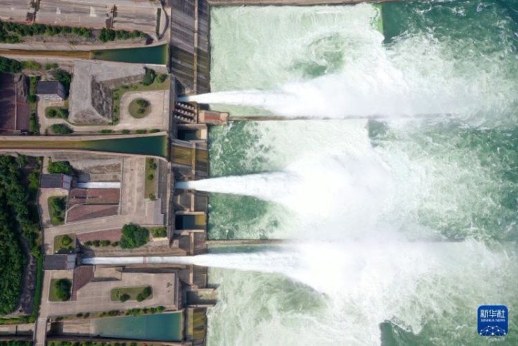 May be an image of Buckingham Fountain and waterfall