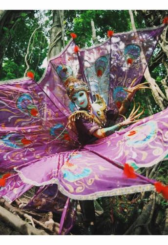 This is not a video game cutscene - this is a traditional Chinese dance that’s slowly disappearing: the Dai Sacred Bird Dance傣族神鸟舞. And you can still see it in Menglian孟连, a remote town in Yunnan. ...