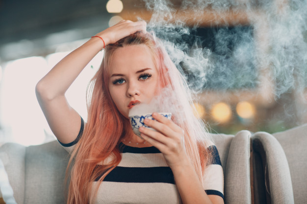 Why smoking while drinking tea is dangerous?
