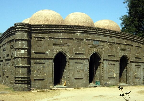 কুসুম্বা মসজিদ : বিস্ময়ে পরিপূর্ণ একটি মসজিদ