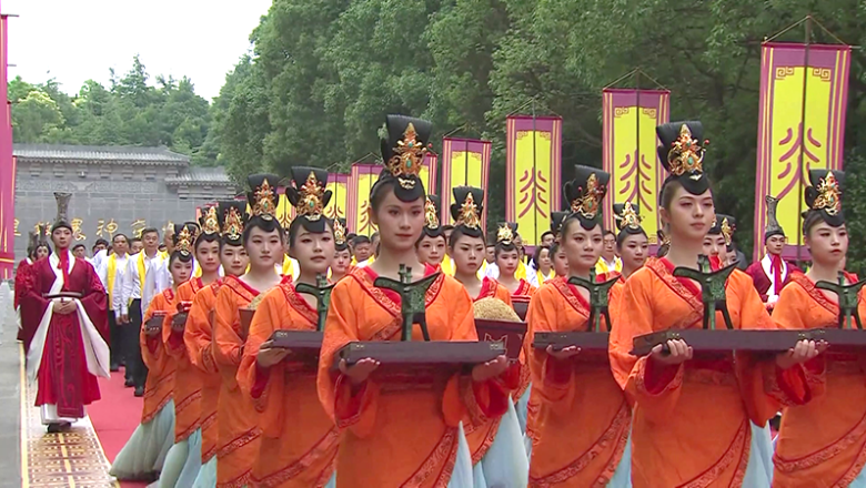 Root-Seeking Festival commemorating birth of Yan Emperor held in Hubei Province