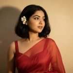 ফুল ও লাল শাড়ি তরুণী