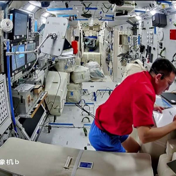 প্রথম স্পেসওয়াকের প্রস্তুতি নিচ্ছেন শেনচৌ–২১ মহাকাশচারীরা