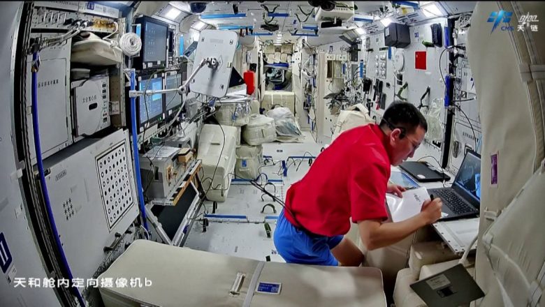 প্রথম স্পেসওয়াকের প্রস্তুতি নিচ্ছেন শেনচৌ–২১ মহাকাশচারীরা