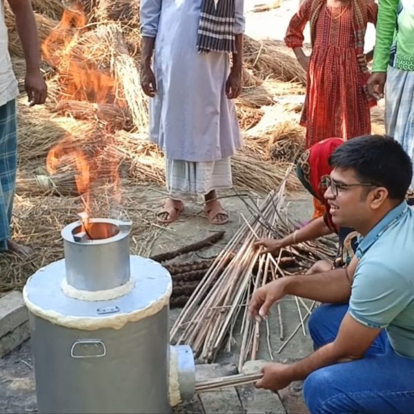 জলবায়ু ও কৃষকবান্ধব ‘বাউ বায়োচার চুলা’ উদ্ভাবন করলেন বাকৃবির একদল গবেষক 