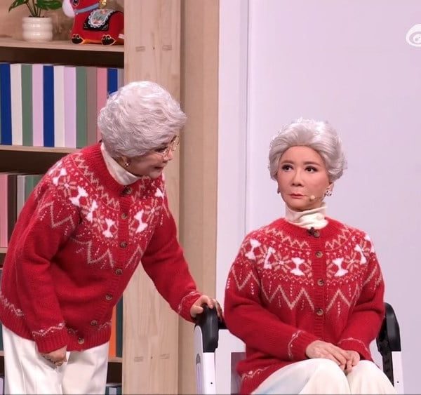 নিজের রোবটিক রূপের মুখোমুখি চীনা অভিনেত্রী