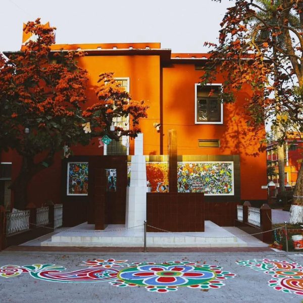 আগুন রাঙা পলাশে মুগ্ধ শিক্ষার্থীরা