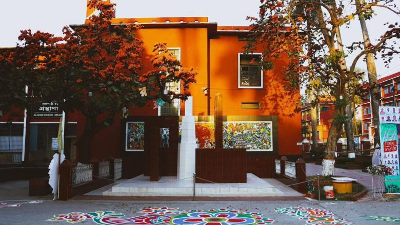 আগুন রাঙা পলাশে মুগ্ধ শিক্ষার্থীরা