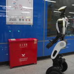 চীনের কুয়াংচৌতে বাস্তব জীবনে কাজ করছে বুদ্ধিমান রোবট