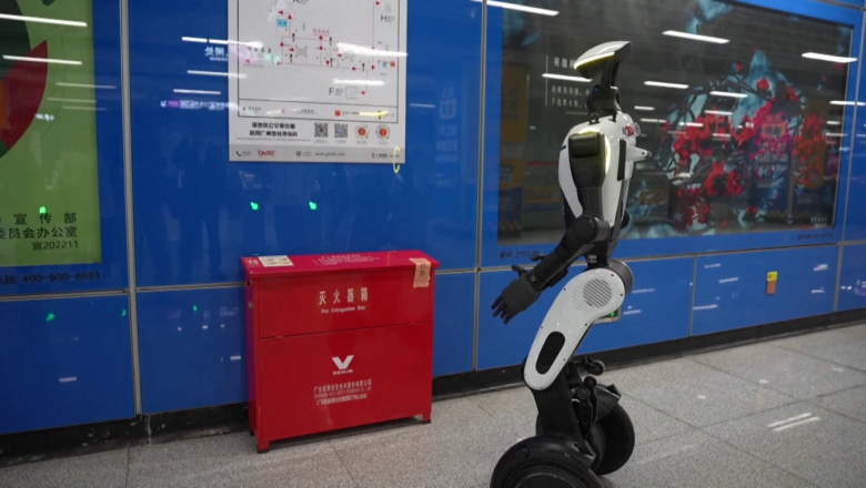 চীনের কুয়াংচৌতে বাস্তব জীবনে কাজ করছে বুদ্ধিমান রোবট