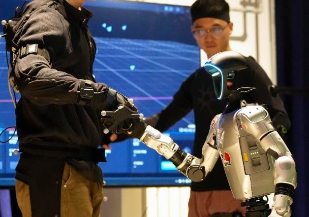 বেইজিংয়ে ‘রোবট স্কুল’: মানবসদৃশ রোবট তৈরিতে নতুন দিগন্ত