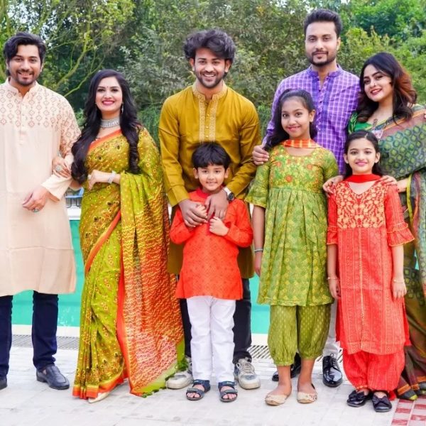 বৈশাখের রঙিন সাজে নতুন তাঁতের পোশাক