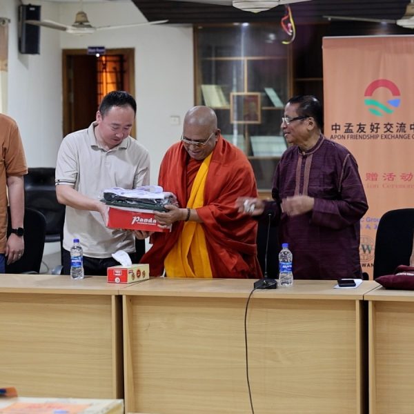 ঢাকায় ধর্মরাজিক বৌদ্ধ মহাবিহারে অনুদান দিয়েছে আপন ফ্রেন্ডশিপ এক্সচেঞ্জ সেন্টার