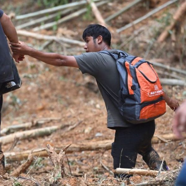 দুর্যোগের সময় দুই চীনা তরুণের অনন্য মানবিকতার গল্প