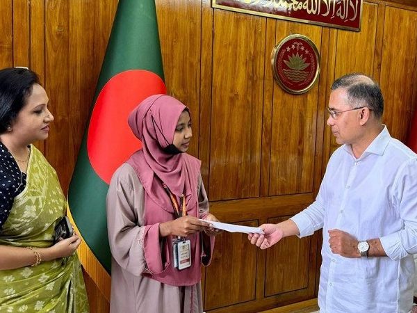 প্রধানমন্ত্রীর সহায়তায় চীনে মেডিকেলে পড়ার স্বপ্ন পূরণ হলো নাটোরের ফাতেমার