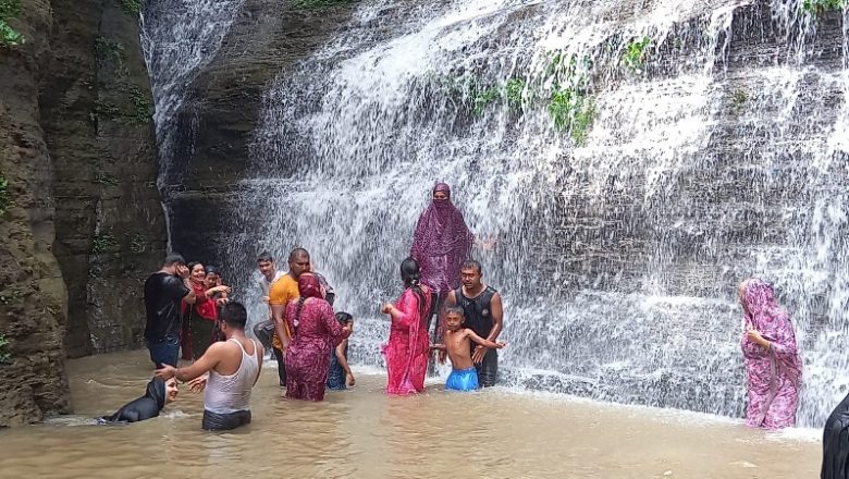 বর্ষায় নতুন রূপ পেয়েছে রাঙ্গামাটির সুবলং ঝরনা, পর্যটকদের উপচে পড়া ভিড়
