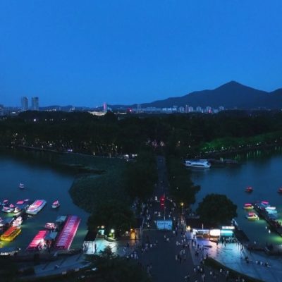 রাত নামলেই জমে ওঠে সুয়ানউয়ু লেক পার্ক