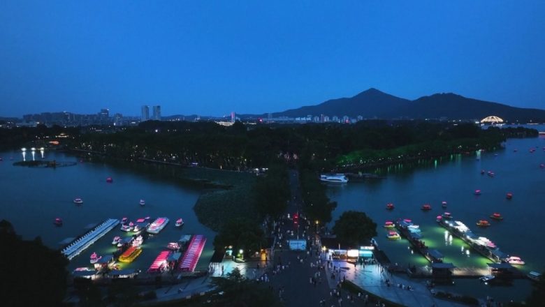রাত নামলেই জমে ওঠে সুয়ানউয়ু লেক পার্ক