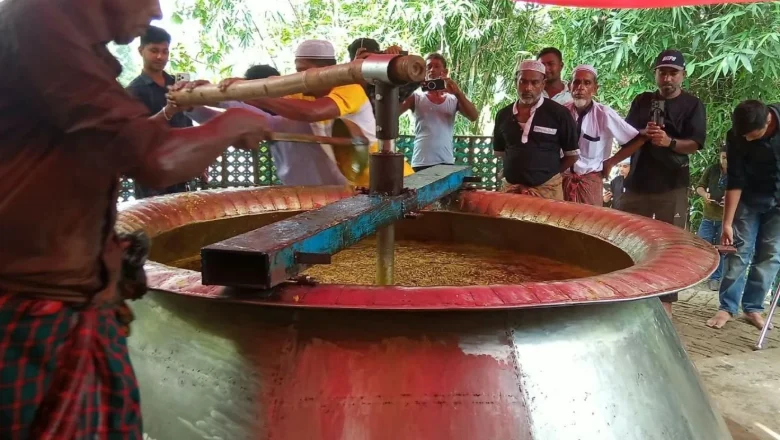 মানিকগঞ্জের ঘিওরে ১০১ মণ খিচুড়ির বিশাল আয়োজন: হাজারো ভক্তের সমাগম