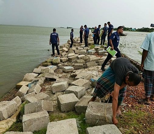 নেত্রকোনায় বাঁধ থেকে নিয়ে যাওয়া আড়াই হাজারেরও বেশি ব্লক ফেরত দিলেন স্থানীয়রা