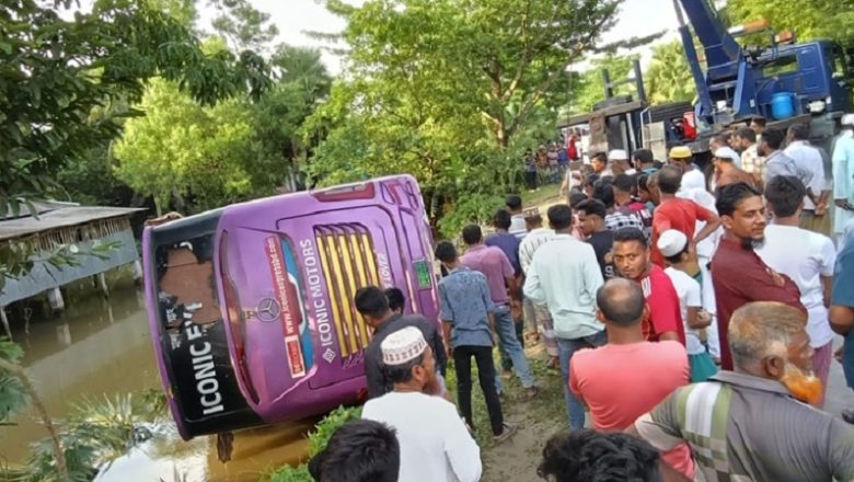 কলাপাড়ায় নিয়ন্ত্রণ হারিয়ে পুকুরে স্লিপার বাস, আহত ১৫ পর্যটক