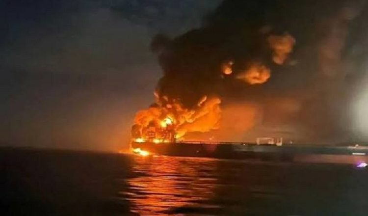 হরমুজ প্রণালীতে সামুদ্রিক মাইন বিস্ফোরণে সুপারট্যাংকারে অগ্নিকাণ্ড