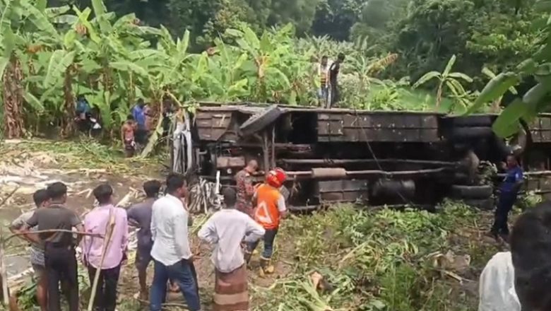 গোপালগঞ্জে নিয়ন্ত্রণ হারিয়ে খাদে বাস, নিহত ৩ ও আহত ৩০