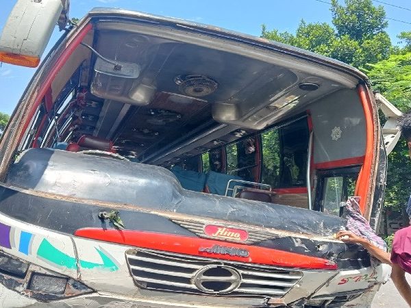 রাজবাড়ীর গোয়ালন্দে ডিভাইডারে উঠে গেল সাকুরা পরিবহনের বাস