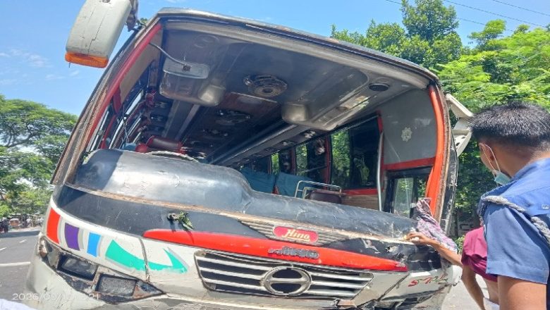 রাজবাড়ীর গোয়ালন্দে ডিভাইডারে উঠে গেল সাকুরা পরিবহনের বাস